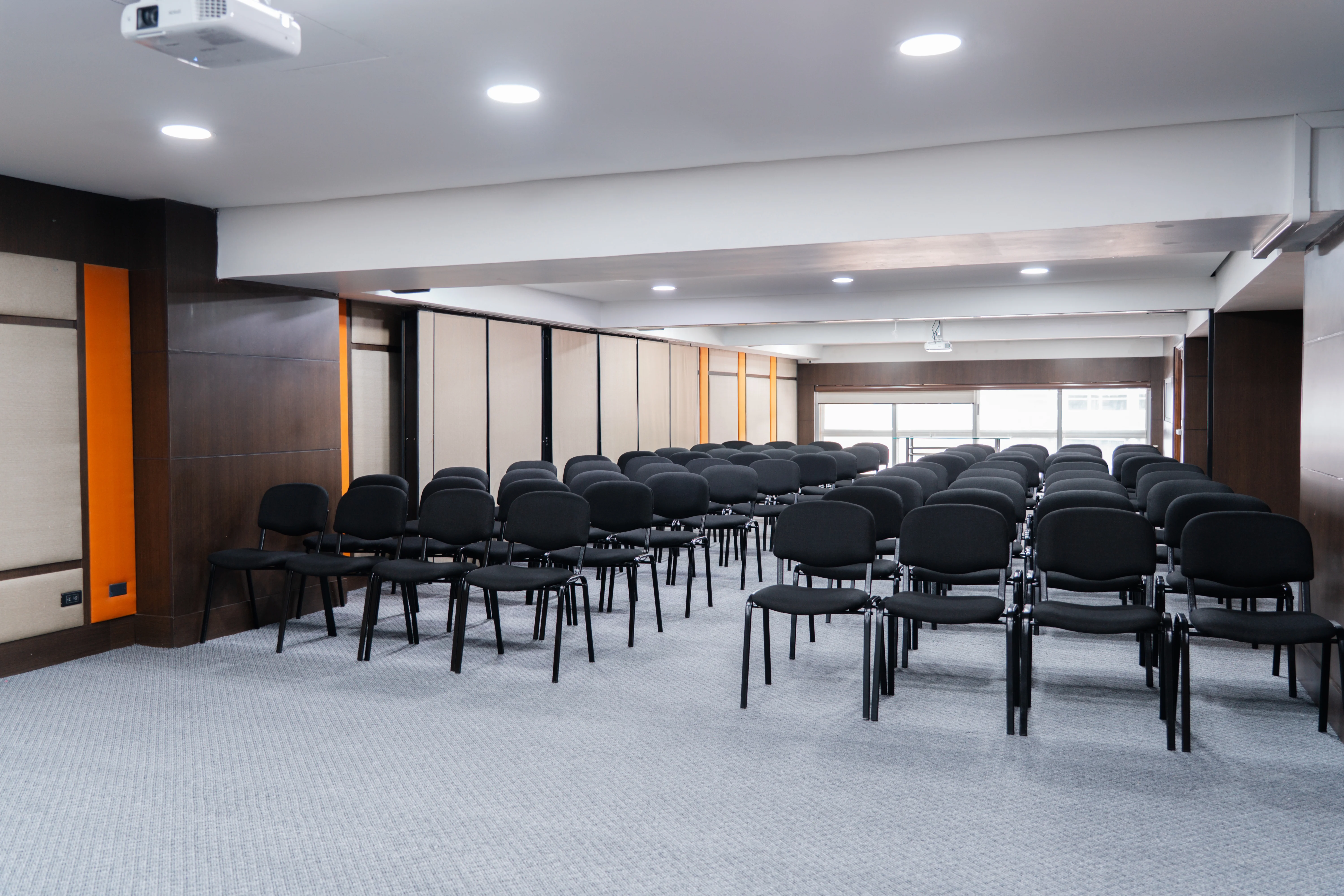 Salón Confort Pleno – Best Western Plus Hotel San Diego Medellín, capacidad para 80 personas