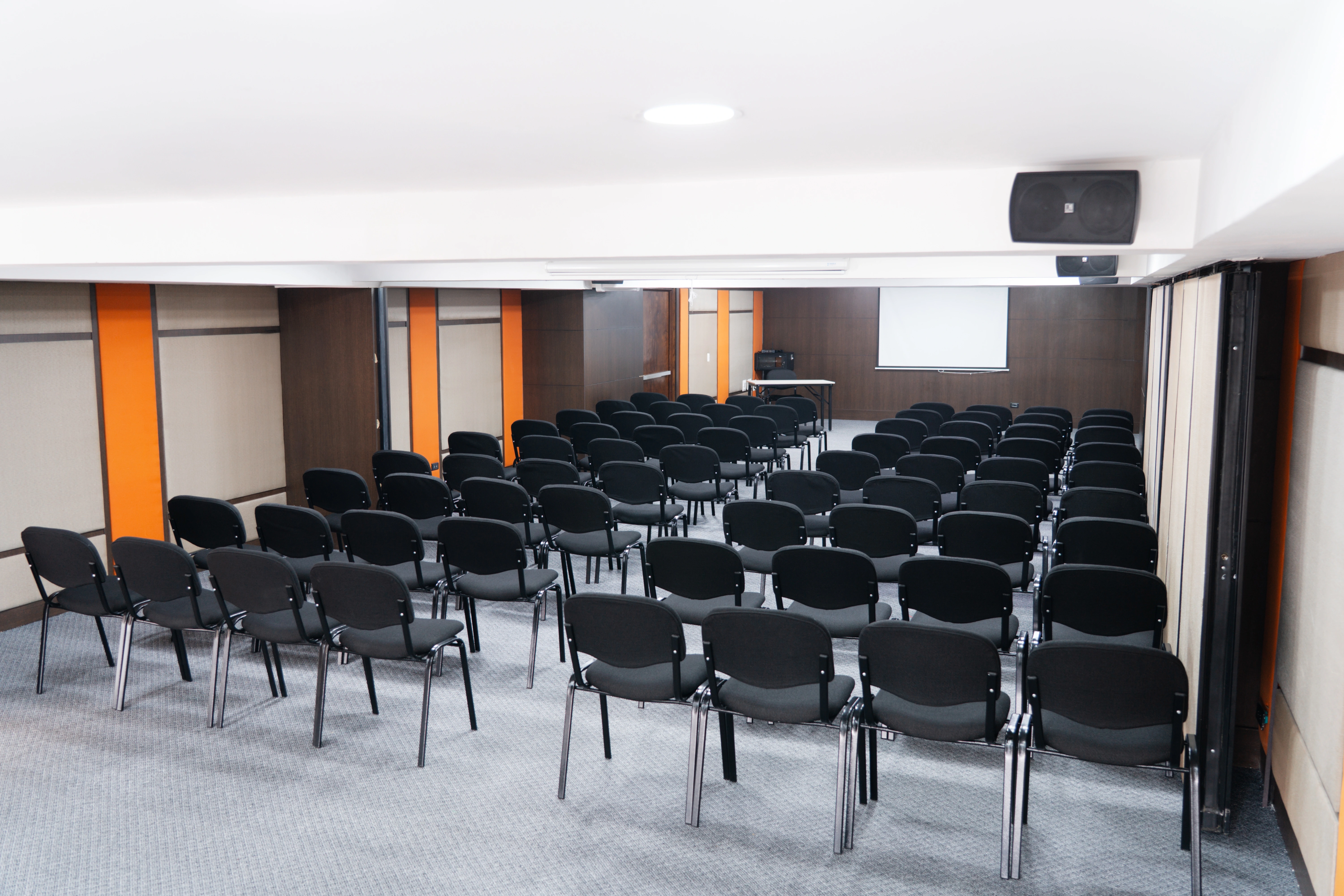 Salón Confort Pleno configurado para evento empresarial – Best Western Plus Hotel San Diego Medellín