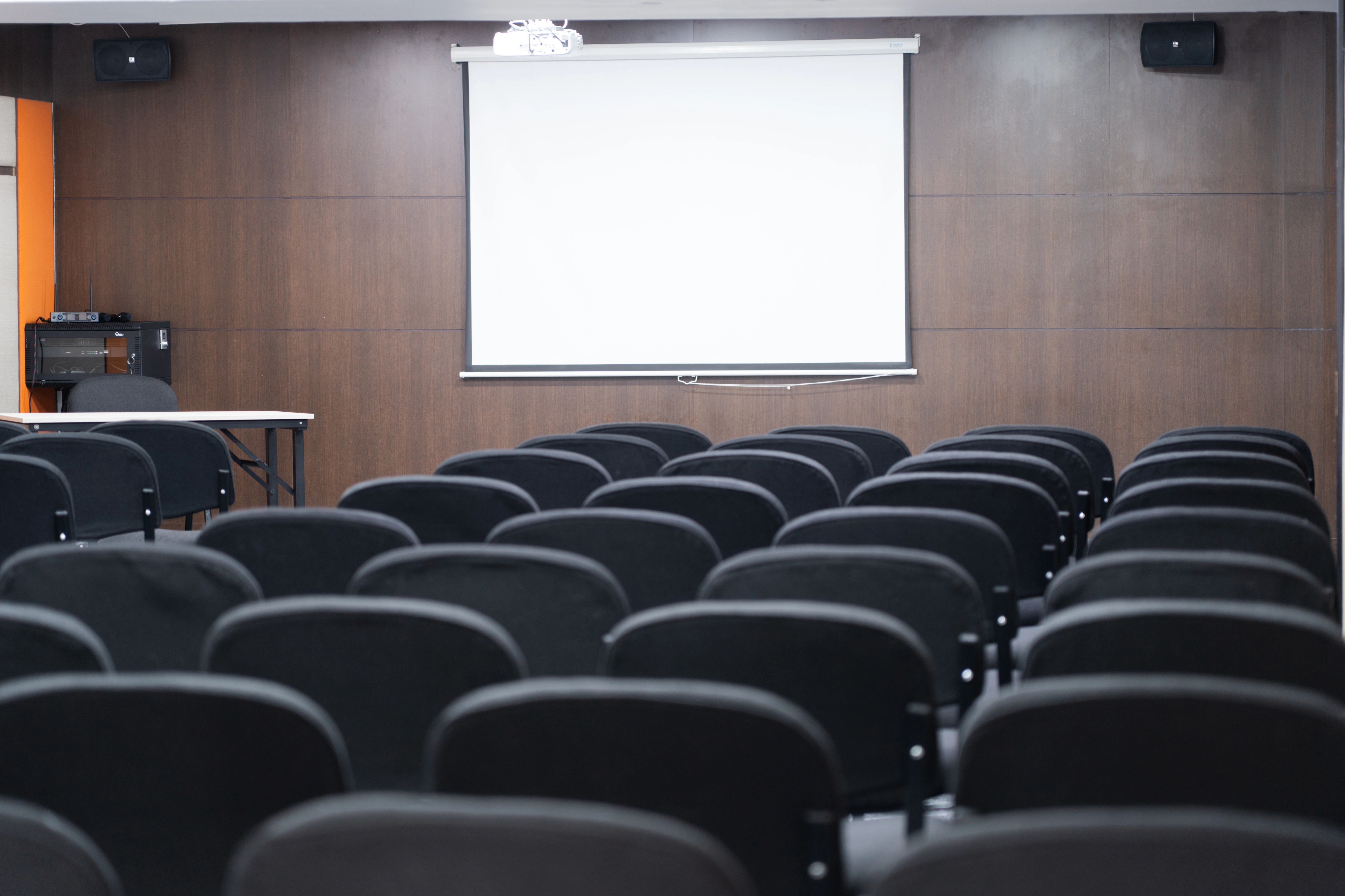 Proyector y pantalla en Salón Confort – Best Western Plus Hotel San Diego Medellín