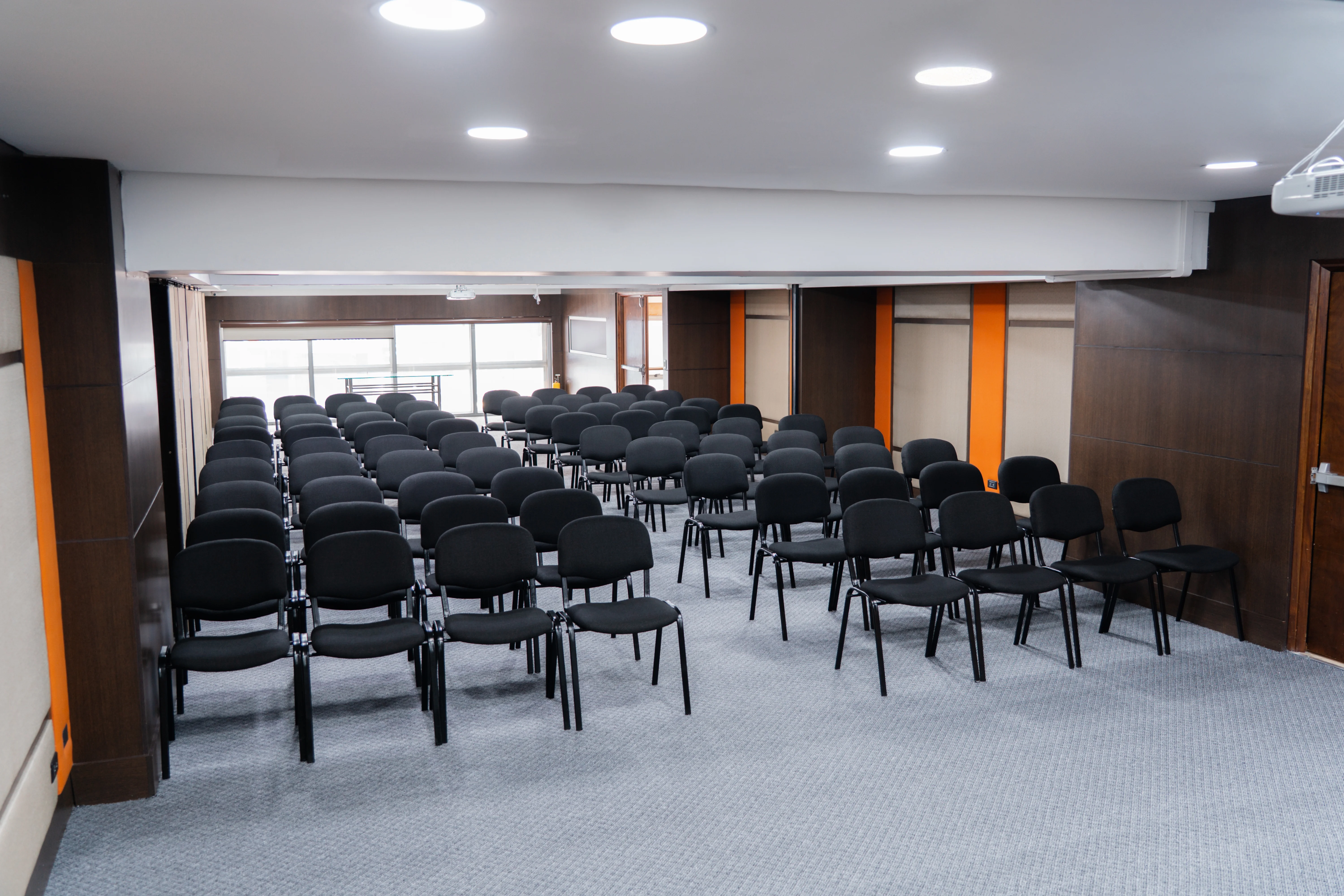 Ventanería e iluminación natural en Salón Confort – piso 2